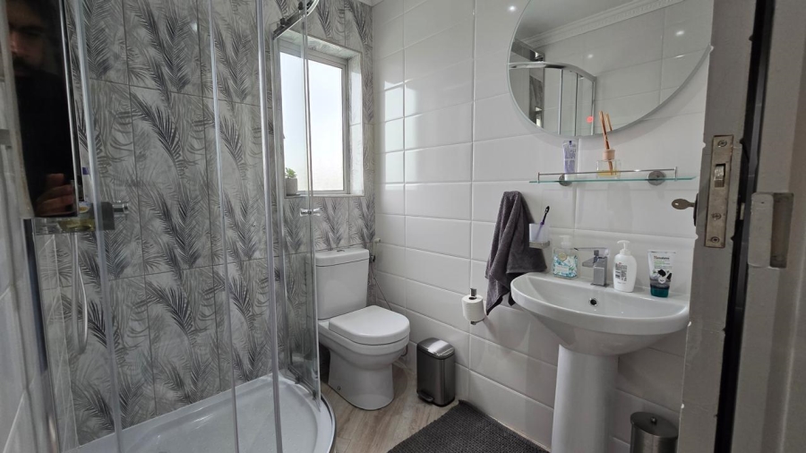 To Let 2 Bedroom Property for Rent in Vredehoek Western Cape